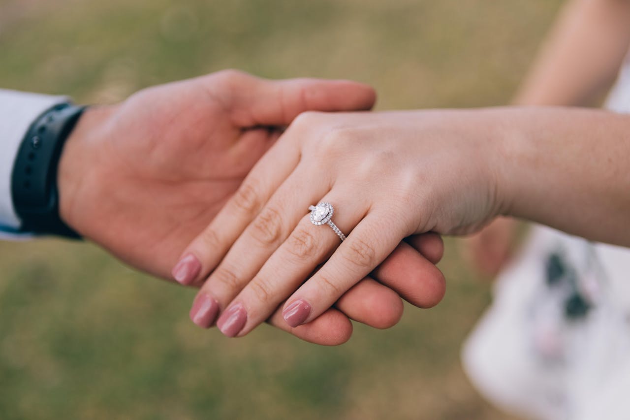 Where to Buy a Custom Engagement Ring And What to Avoid
